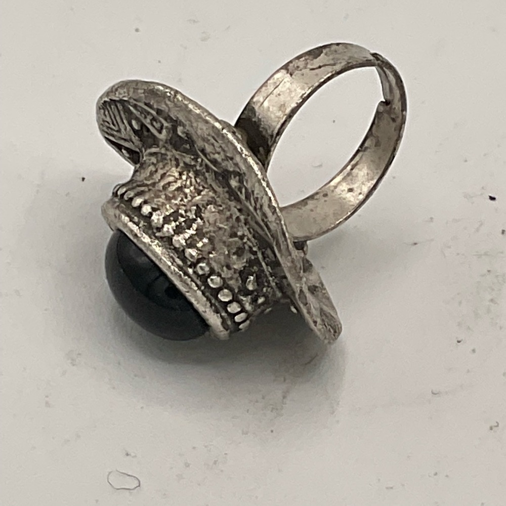 “VINTAGE SILVER RING” Large Oval Shape with Central Black GemStone. - Picture 9 of 13